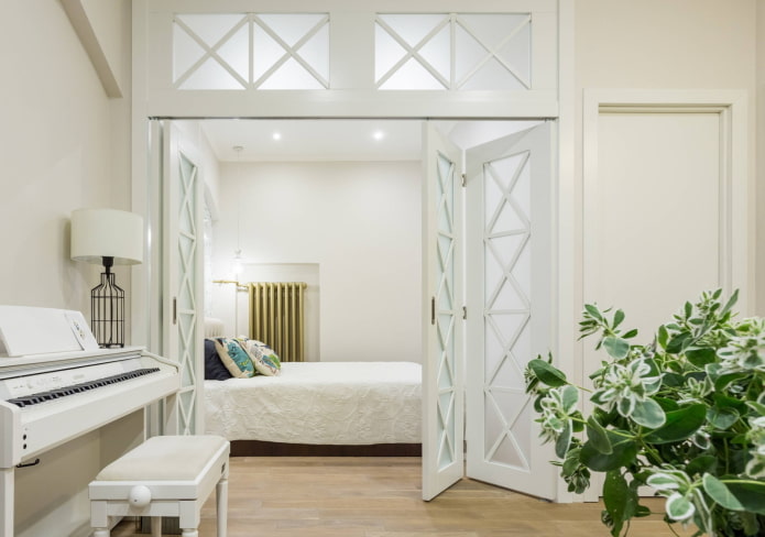 Portes accordéon de couleur claire à l'intérieur