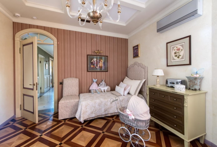 portes claires dans la chambre d'enfant