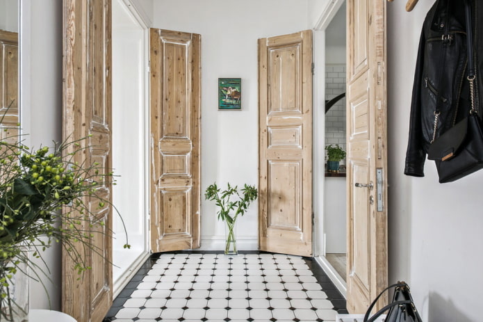 Portes claires patinées à l'intérieur