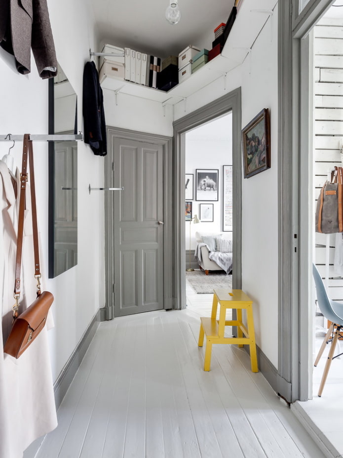 portes claires dans le couloir
