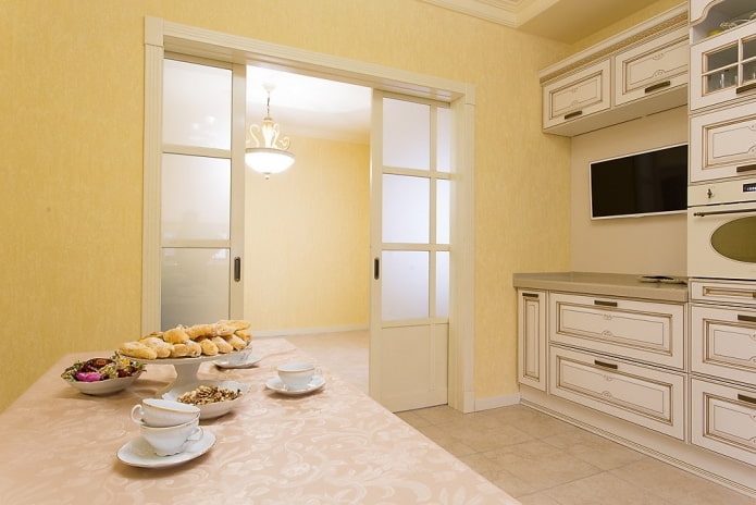 portes claires dans la cuisine