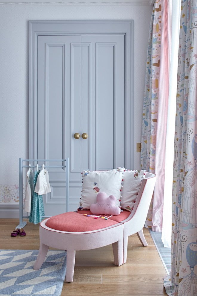 portes claires en combinaison avec des meubles à l'intérieur