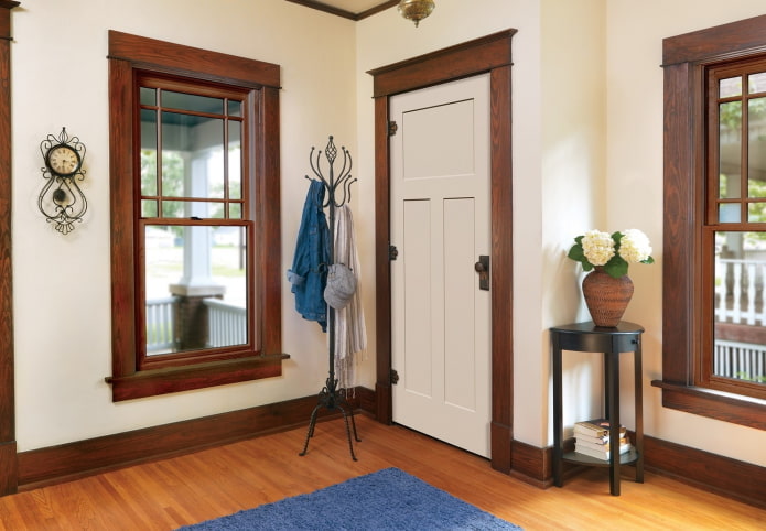 Portes claires combinées à une plinthe à l'intérieur