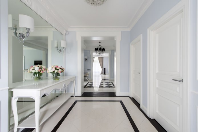Portes intérieures blanches dans le couloir