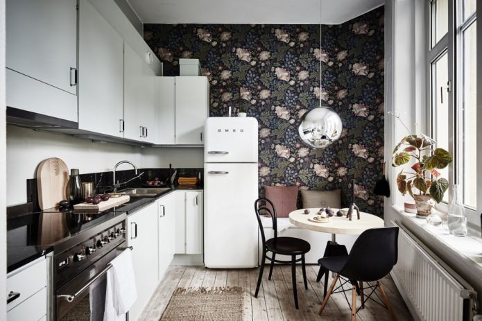papier peint foncé à grand motif floral dans la cuisine