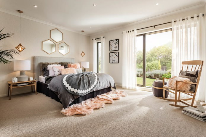 tapis beige dans la chambre