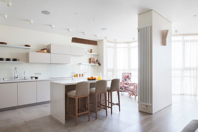 stratifié clair et carrelage à l'intérieur