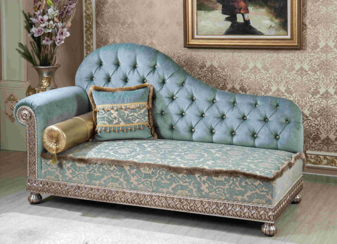 ottoman dans un intérieur de style classique