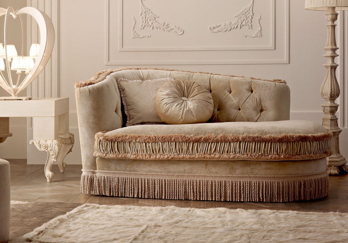 ottoman dans un intérieur de style classique