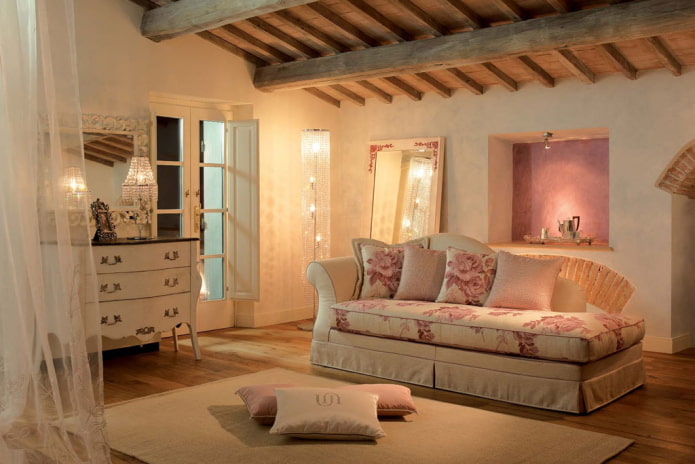 ottoman dans un intérieur de style provençal