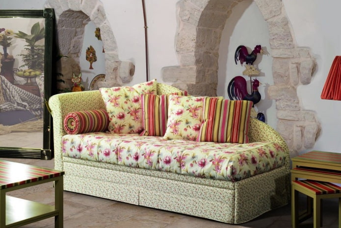 ottoman dans un intérieur de style provençal