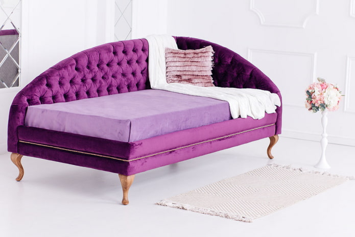 ottoman avec pieds à l'intérieur