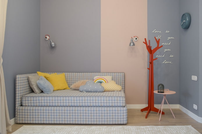 ottoman à l'intérieur de la chambre d'enfant