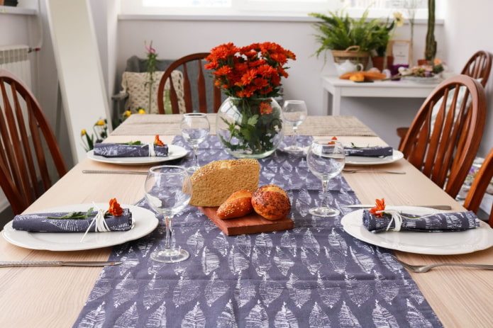 Décoration de table avec chemin de table et serviettes