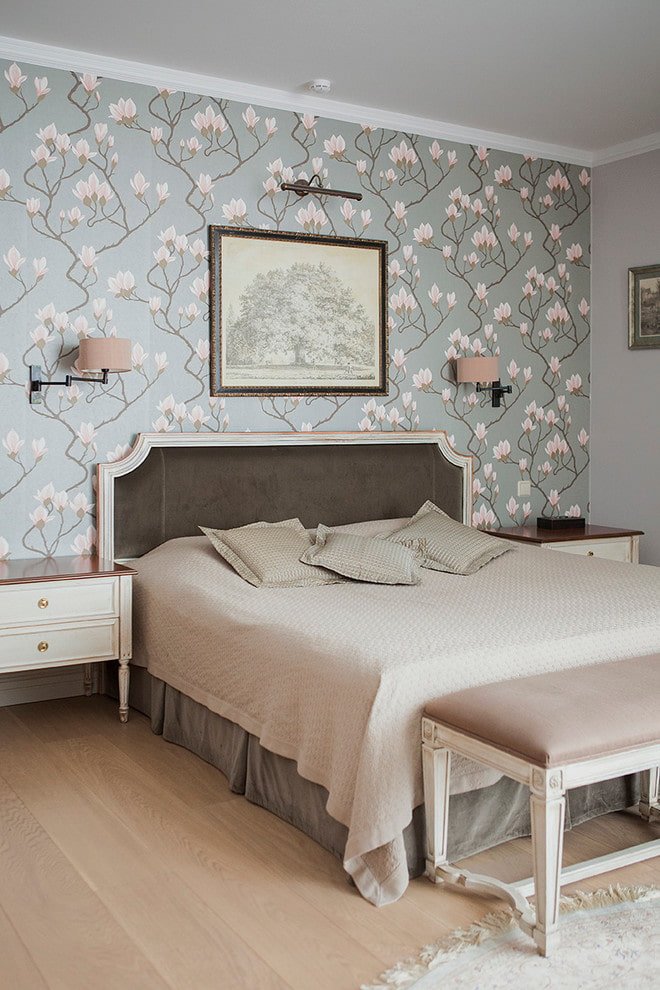 Papier peint en tissu à motif floral dans la chambre