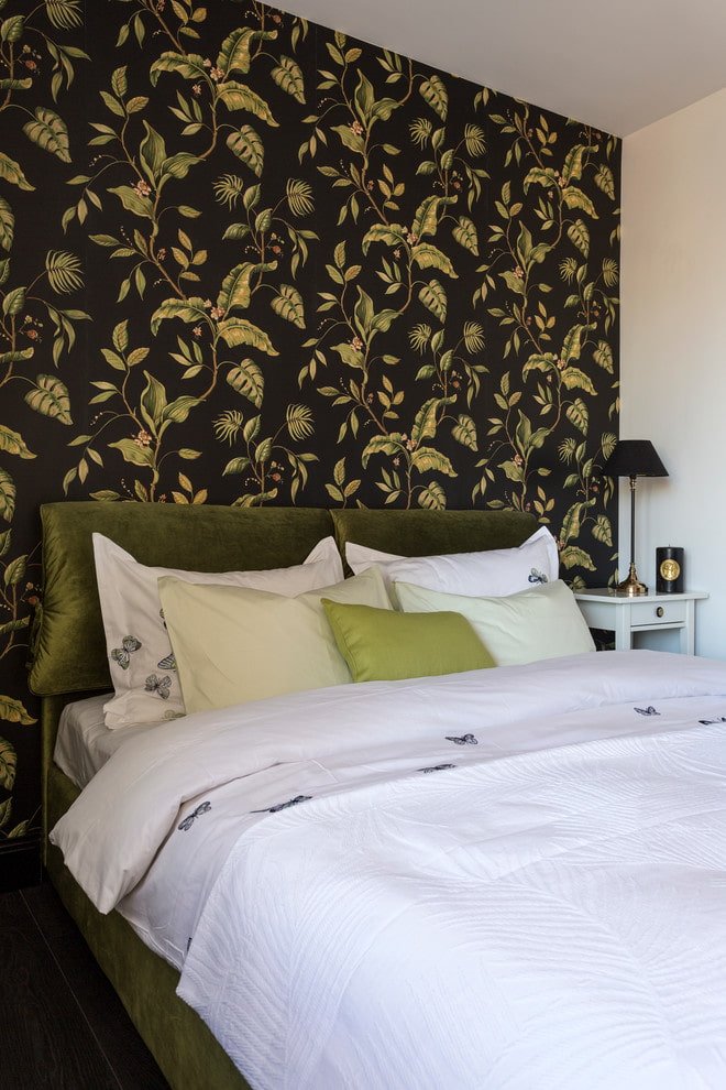 Papier peint en tissu à motif floral dans la chambre