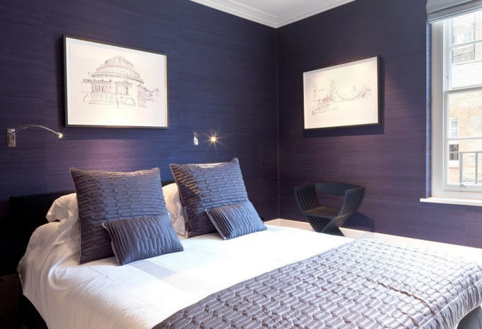 Papier peint en tissu violet dans la chambre