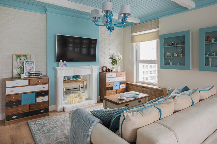 Panneau TV au-dessus de la fausse cheminée à l'intérieur