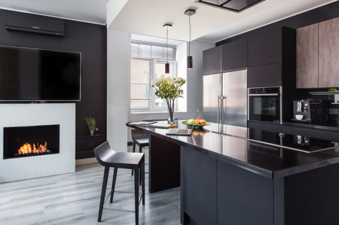 Panneau TV au-dessus de la cheminée dans un intérieur de style moderne