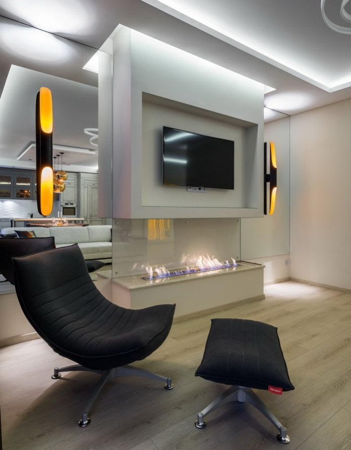 Panneau TV au-dessus d'une bio-cheminée à l'intérieur
