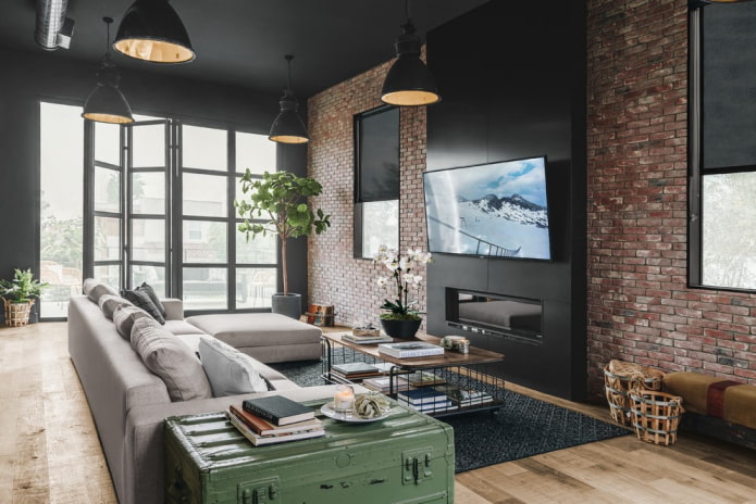 Panneau TV au-dessus de la cheminée dans un intérieur de style loft