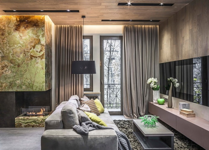 cheminée et télévision sur des murs opposés à l'intérieur
