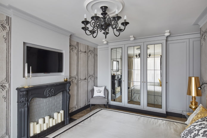 Panneau TV au-dessus de la cheminée dans la chambre