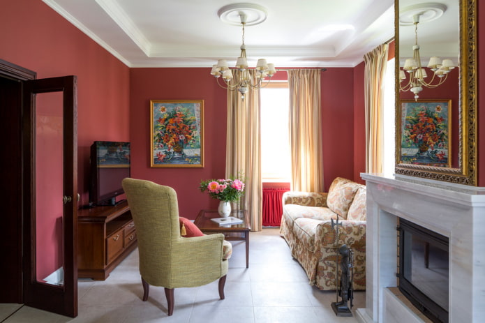cheminée et télévision sur des murs opposés à l'intérieur