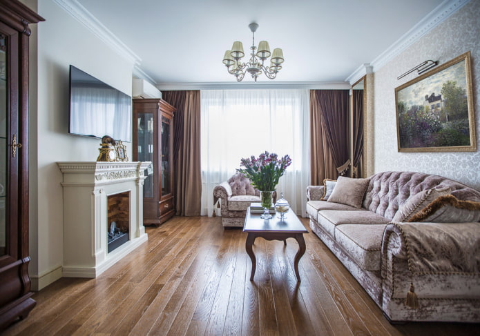 Panneau TV au-dessus de la cheminée dans un intérieur de style classique