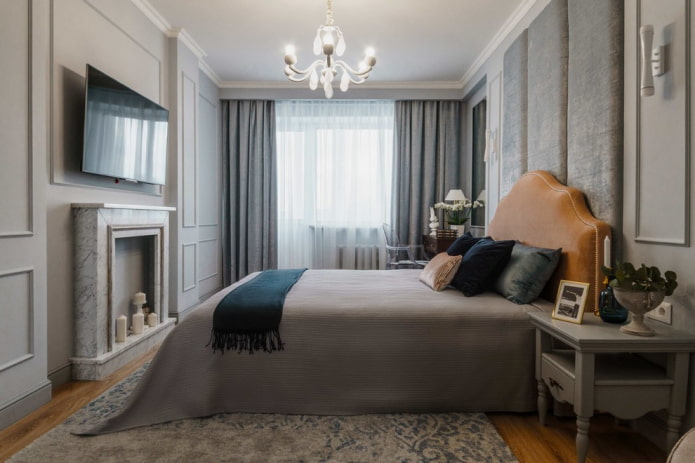 Panneau TV au-dessus de la cheminée Dans la chambre à coucher