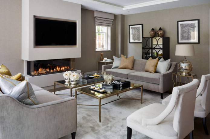 Panneau TV au-dessus de la cheminée, dans une niche à l'intérieur