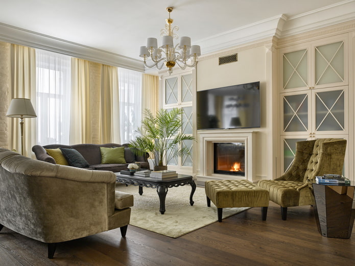 Panneau TV au-dessus d'une cheminée à bois à l'intérieur
