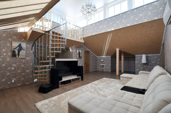 Téléviseur sous l'escalier dans le salon