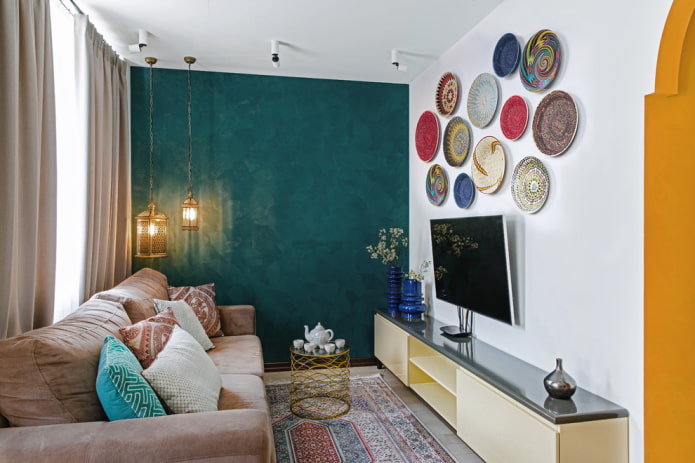 TV sur le mur avec un panneau décoratif dans le hall