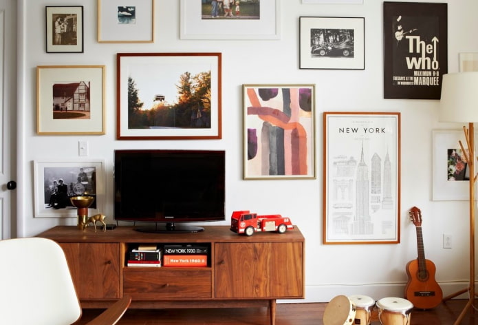 Téléviseur près du mur avec des tableaux dans le hall