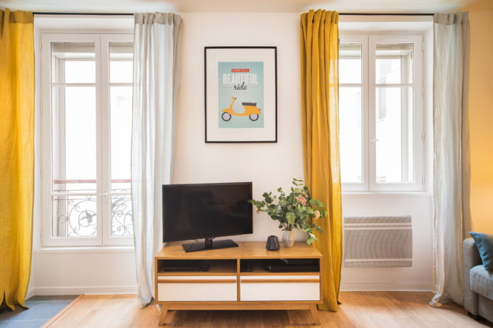 TV près de la fenêtre dans l'intérieur du salon