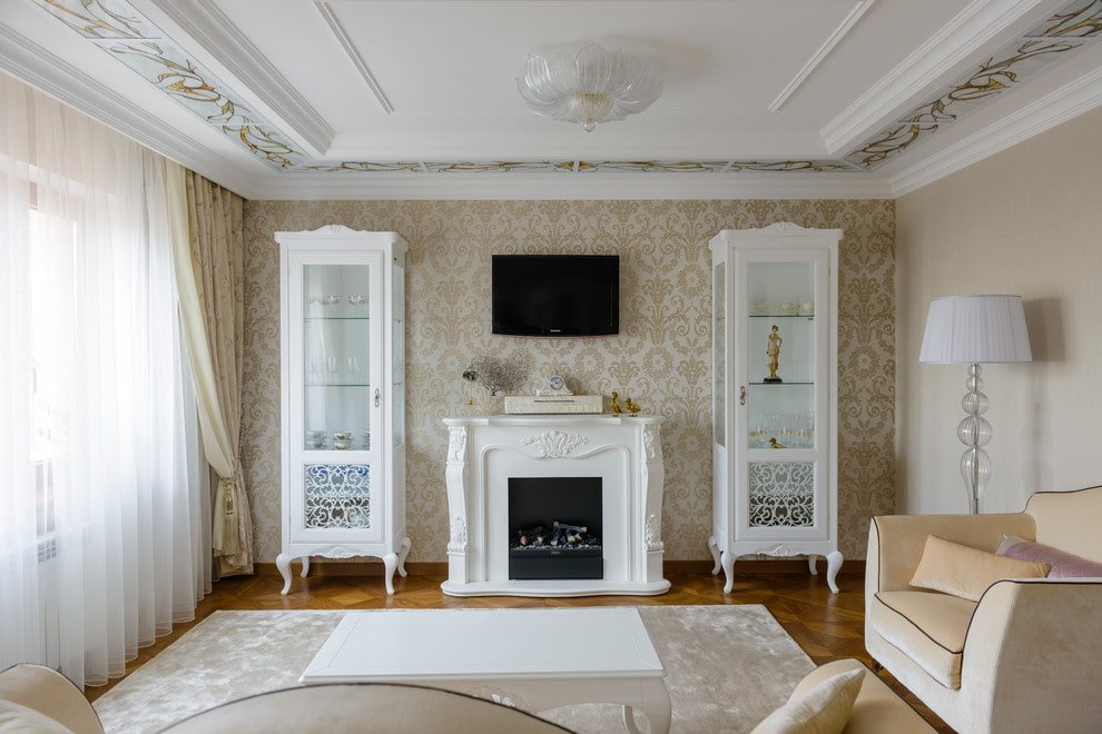 Téléviseur au-dessus de la cheminée dans le salon