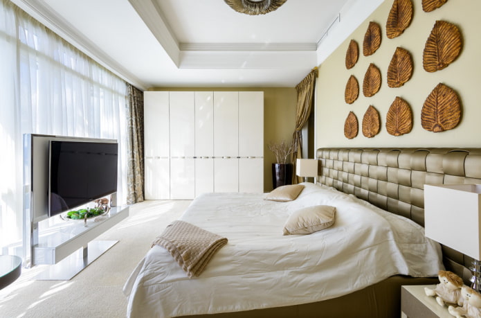 TV dans un intérieur de chambre à coucher dans un style moderne