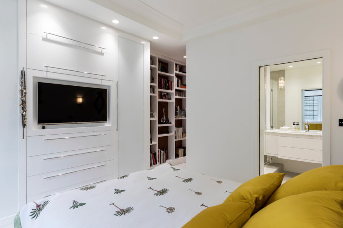 TV intégrée dans un placard dans une chambre