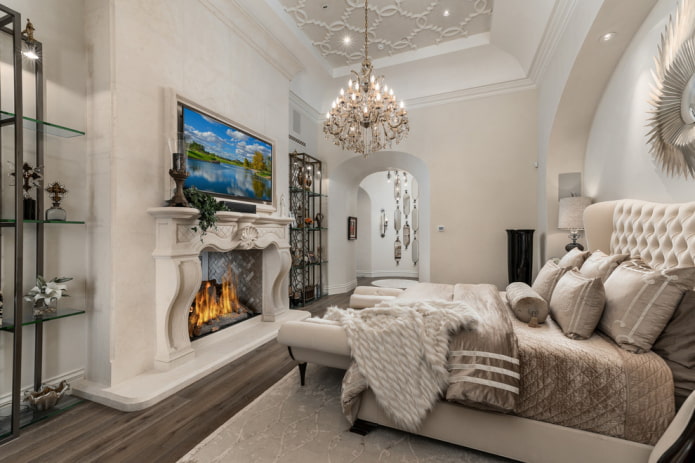 TV à l'intérieur de la chambre avec une cheminée