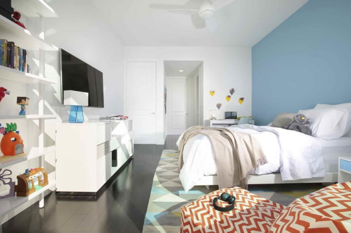 Télévision à l'intérieur d'une chambre d'enfant