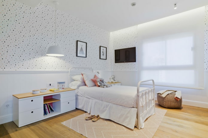 Télévision à l'intérieur d'une chambre d'enfant