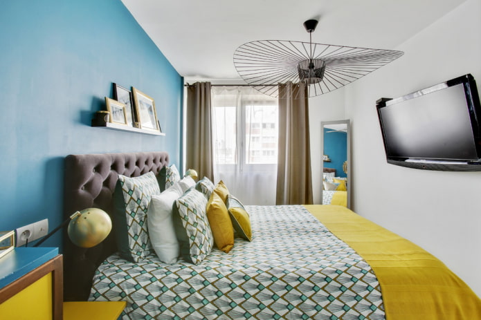 Téléviseur dans une petite chambre