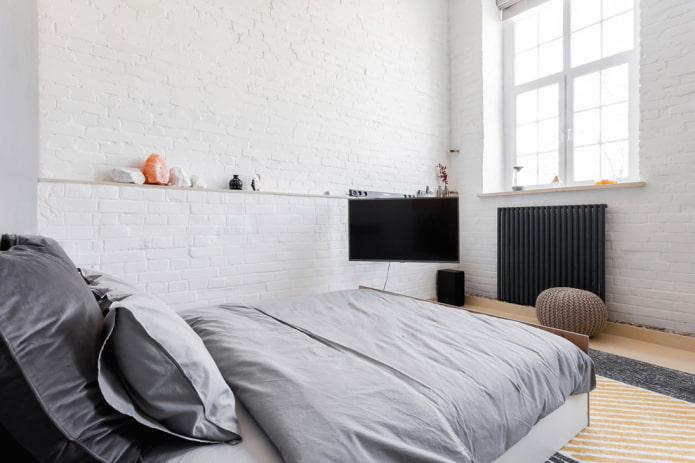 Téléviseur dans une chambre de style loft
