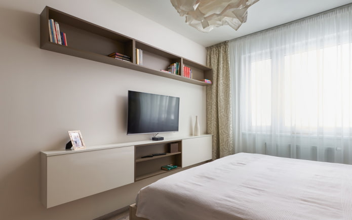 TV au mur avec étagères dans la chambre intérieur
