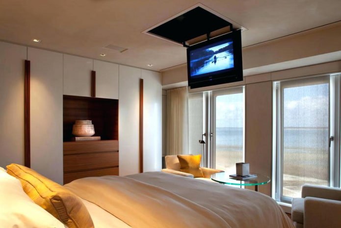 Télévision au plafond dans la chambre