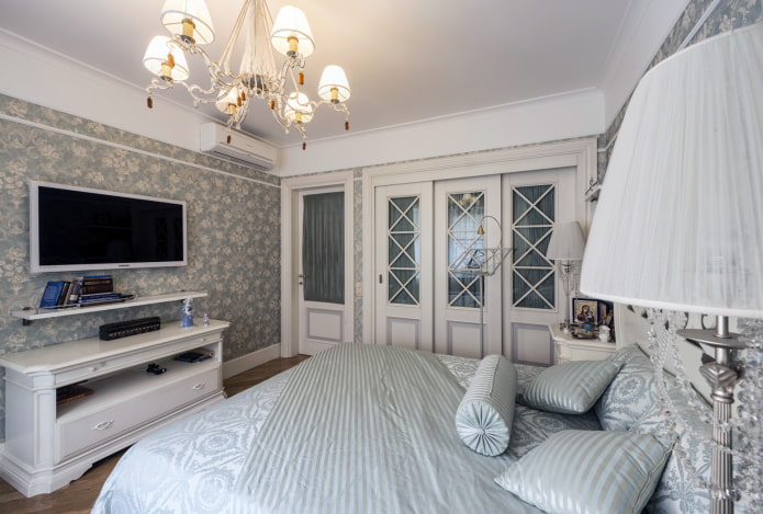 Téléviseur dans une chambre de style provençal