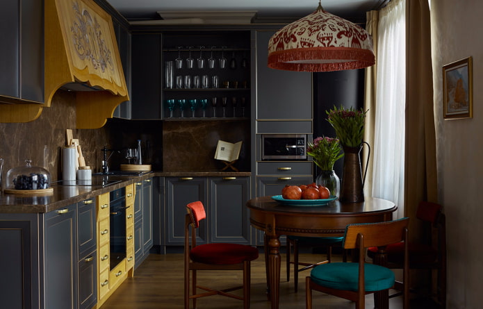 Cuisine sombre avec une hotte colorée