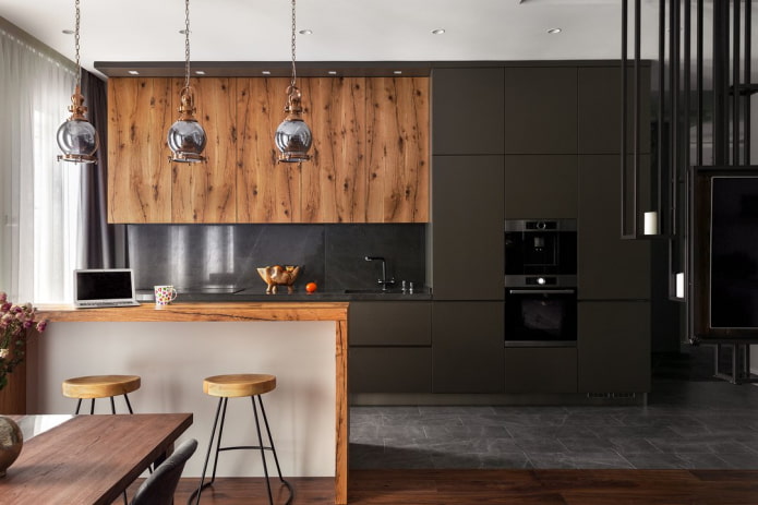 Cuisine sombre avec meubles en bois