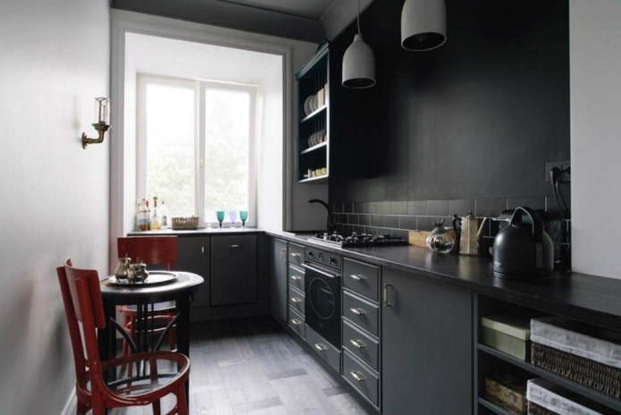 Petite cuisine aux tons sombres